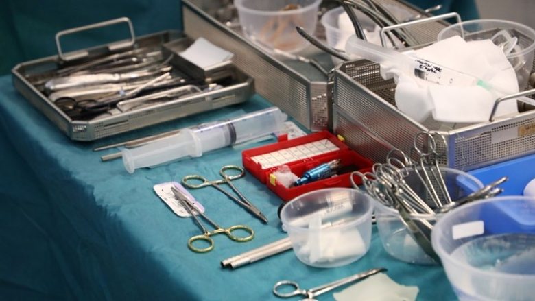 Shkoi në spital për të lindur foshnjën me prerje cezariane, mjekët në Zelandë të Re ia harrojnë në bark instrumentin kirurgjik me madhësi të një pjate