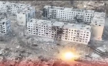 Tanket ukrainase shkatërrojnë mjetet motorike të rusëve në Bakhmut