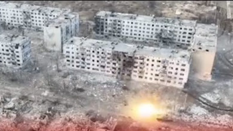 Tanket ukrainase shkatërrojnë mjetet motorike të rusëve në Bakhmut