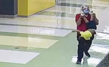 Punonjësi i shkollës në SHBA e godet me grusht në kokë 3-vjeçarin autik, e mbajti për këmbësh me kokë poshtë