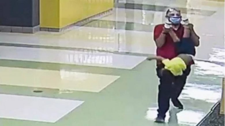 Punonjësi i shkollës në SHBA e godet me grusht në kokë 3-vjeçarin autik, e mbajti për këmbësh me kokë poshtë