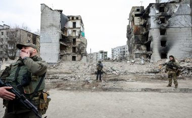 Rusët bombarduan qytetin ukrainas, pamje nga operacioni i kërkim-shpëtimit të mbijetuarve nën rrënojat e ndërtesës