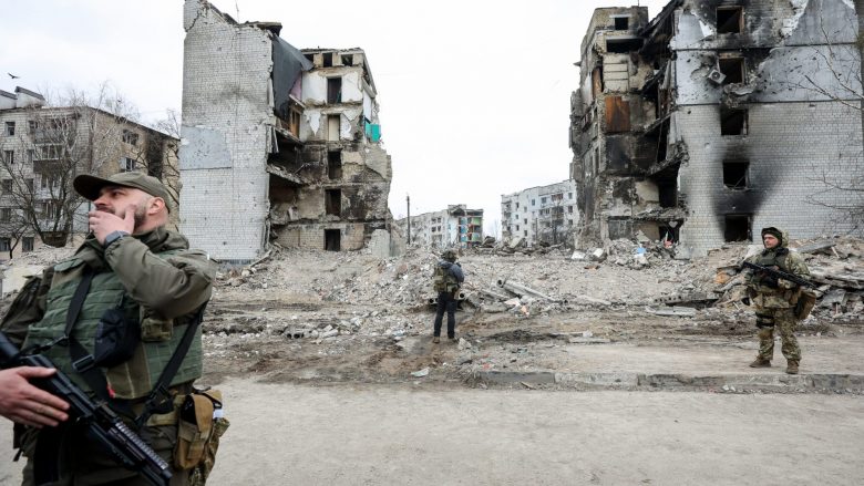 Rusët bombarduan qytetin ukrainas, pamje nga operacioni i kërkim-shpëtimit të mbijetuarve nën rrënojat e ndërtesës