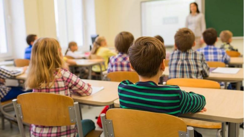 Studimi: Prindërit në Britani të Madhe nuk mendojnë më se fëmijët duhet të shkojnë në shkollë çdo ditë