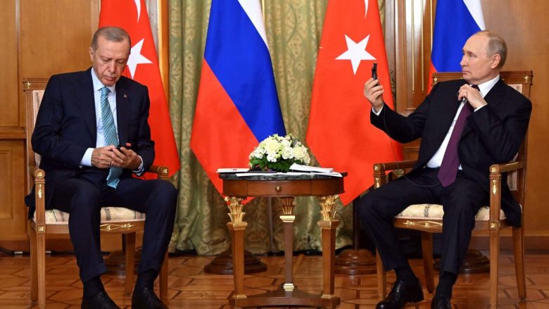 Erdogan pati problem me pajisjen e përkthimit gjatë takimit me Putinin, e shikonte me habi derisa presidenti rus fliste