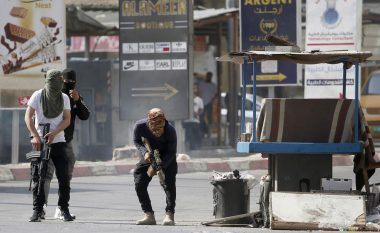 Tensione në Bregun Perëndimor, ushtarët izraelitë vrasin dy palestinezë gjatë bastisjeve