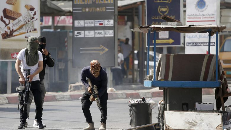 Tensione në Bregun Perëndimor, ushtarët izraelitë vrasin dy palestinezë gjatë bastisjeve