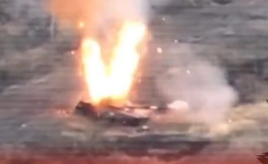 Operatori i dronit ukrainas arrin ta shkatërrojë tankun e braktisur rus, përmes kapakut të hapur fut granatën