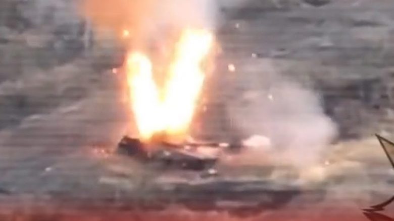 Operatori i dronit ukrainas arrin ta shkatërrojë tankun e braktisur rus, përmes kapakut të hapur fut granatën