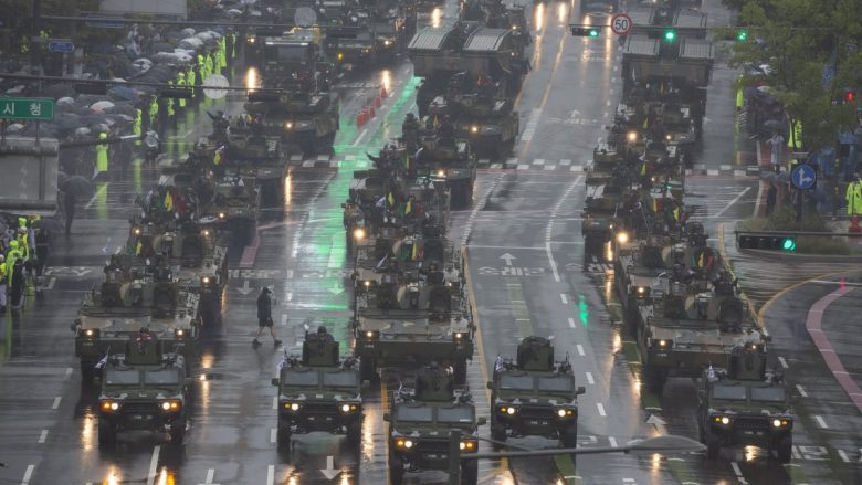 Koreja e Jugut tregoi raketa moderne, dron dhe tanke në paradën e rrallë ushtarake