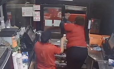 Filloi t’i bërtet pasi që patatet e skuqura nuk ia kishte përgatitur, punonjësja e restorantit në Teksas shtie me armë në drejtim të klientit