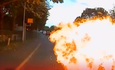 U përplas direkt me një veturë, motoçikleta i shpërthen menjëherë – shpëton mrekullisht shoferi nga Britania e Madhe