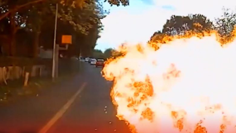 U përplas direkt me një veturë, motoçikleta i shpërthen menjëherë – shpëton mrekullisht shoferi nga Britania e Madhe