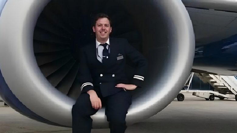 Piloti britanik thithi kokainë nga gjoksi i një gruaje të zhveshur pak orë para fluturimit, u mburr duke i treguar stjuardesës – pushohet nga puna