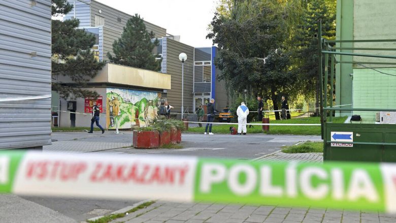 Dramë në Bratislavë, burri shtiu me armë nga dritarja e ndërtesës – raportohet për të vrarë dhe plagosur