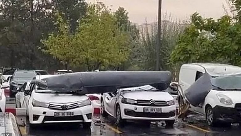 Rezervuari i aeroplanit luftarak të ushtrisë turke bie mbi dy vetura të parkuara në Ankara – nuk raportohet për viktima apo të lënduar