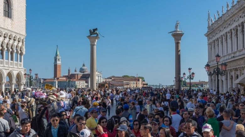 Për shkak të shumë turistëve, Venecia do të paguajë një tarifë hyrjeje në pranverë