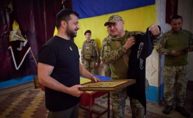 Vizitoi ushtarët në vijën e frontit në Bakhmut, Zelenskyt i japin një dhuratë të pazakontë – bluzën me mesazh për rusët