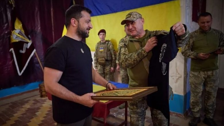 Vizitoi ushtarët në vijën e frontit në Bakhmut, Zelenskyt i japin një dhuratë të pazakontë – bluzën me mesazh për rusët