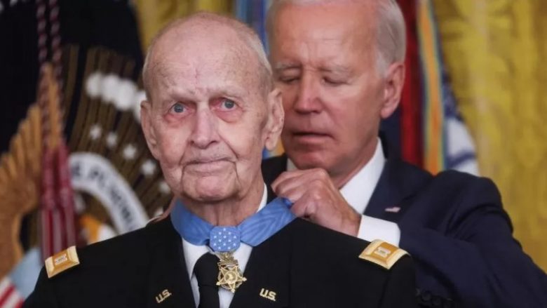 Biden nderon pilotin që nuk iu bind urdhrit të drejtpërdrejtë të eprorëve gjatë luftës së Vietnamit