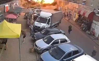 Rusët bombardojnë tregun në qytetin ukrainas, të paktën 16 të vrarë – publikohen pamjet e shpërthimit të fuqishëm