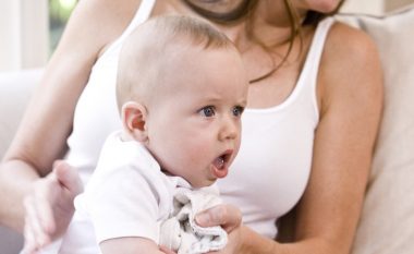 A duhet vërtet ta detyroni beben të gogësijë kur e ushqeni?