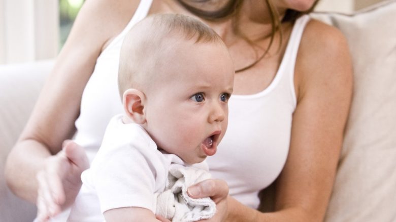 A duhet vërtet ta detyroni beben të gogësijë kur e ushqeni?