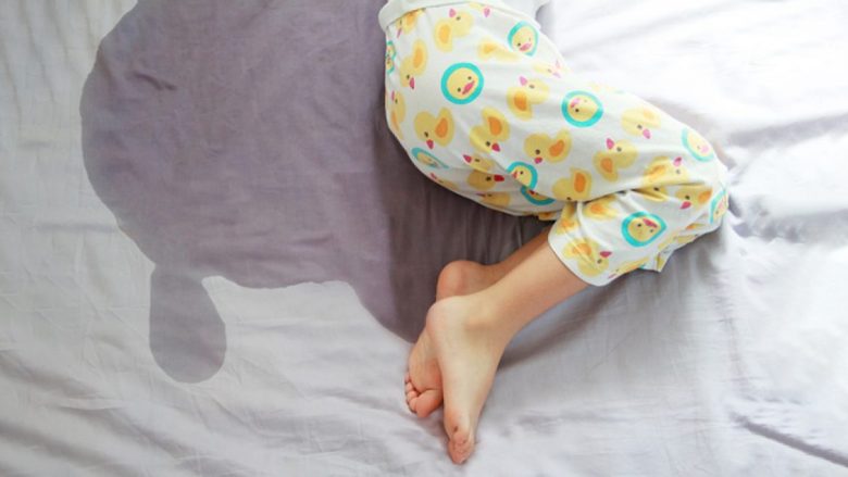 Çfarë mund të bëni ju që fëmija mos ta lagë shtratin natën