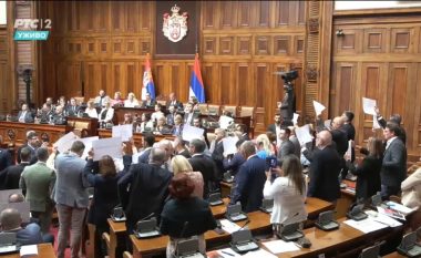 Kaos në Parlamentin e Serbisë - opozita bllokon punën, kërkojnë zgjedhje të jashtëzakonshme