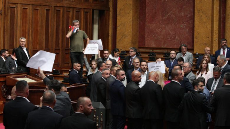 “Zgjedhje të parakohshme”, opozita edhe sot bllokoi Kuvendin e Serbisë