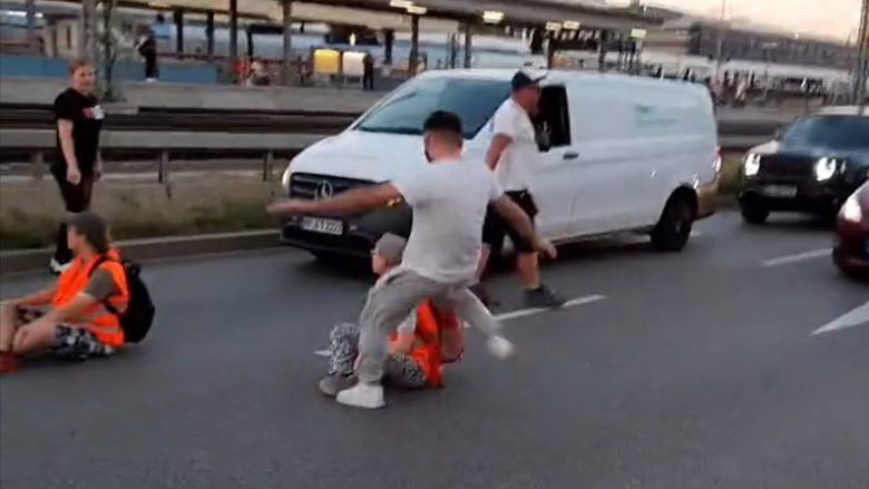 Një person rrahu brutalisht aktivistët e klimës që bllokuan rrugët në Gjermani