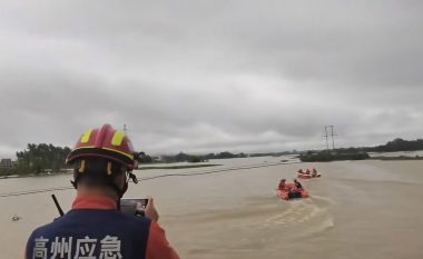 Autoritetet në Kinë kanë nisur një operacion për të rikapur më shumë se 70 krokodilë që u arratisën nga një fermë pas përmbytjeve intensive