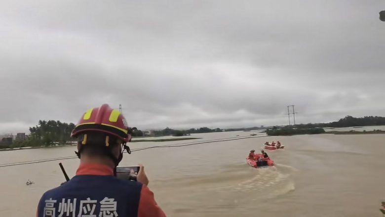 Autoritetet në Kinë kanë nisur një operacion për të rikapur më shumë se 70 krokodilë që u arratisën nga një fermë pas përmbytjeve intensive