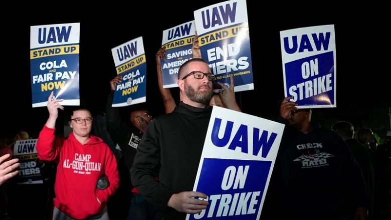 Punëtorët e UAW nisin një grevë të paprecedent ndaj të gjithë prodhuesve të veturave të grupit Big Three