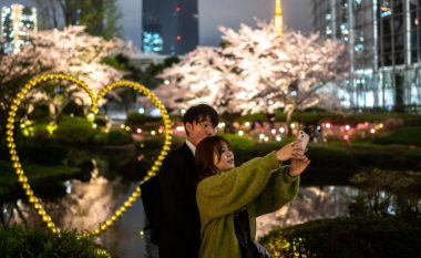 Pse është aq e vështirë për të rinjtë në Japoni të gjejnë partnerin e ëndrrave, sa që të dërgojnë prindërit e tyre ta bëjnë një gjë të tillë për ta?