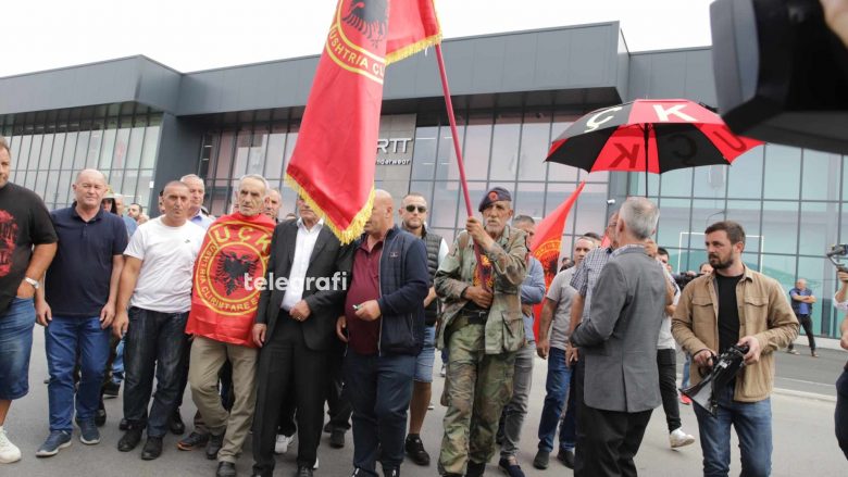 Vendosën telefona para objektit të EULEX-it, veteranët e luftës protestuan kundër bastisjeve së ish-ushtarëve të UÇK-së