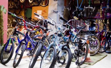 Vidhen dy biçikleta në një qendër tregtare në Fushë Kosovë – arrestohet e dyshuara