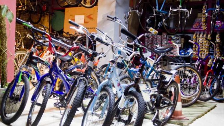 Vidhen dy biçikleta në një qendër tregtare në Fushë Kosovë – arrestohet e dyshuara