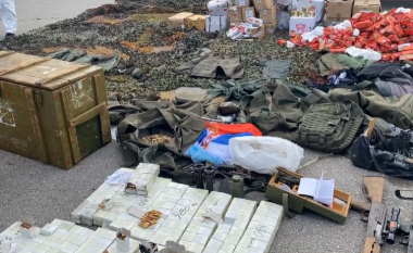 Sulmet terroriste në veri, Policia ekspozon arsenalin e armëve të zjarrit të sekuestruara