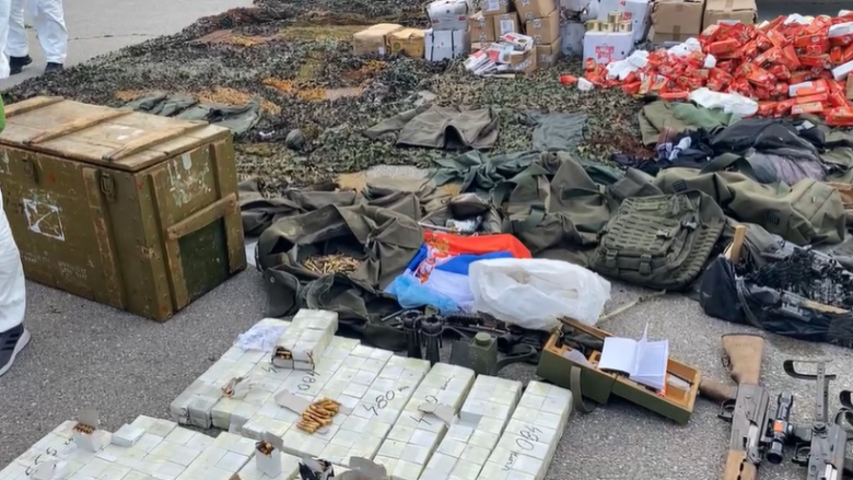Sulmet terroriste në veri, Policia ekspozon arsenalin e armëve të zjarrit të sekuestruara