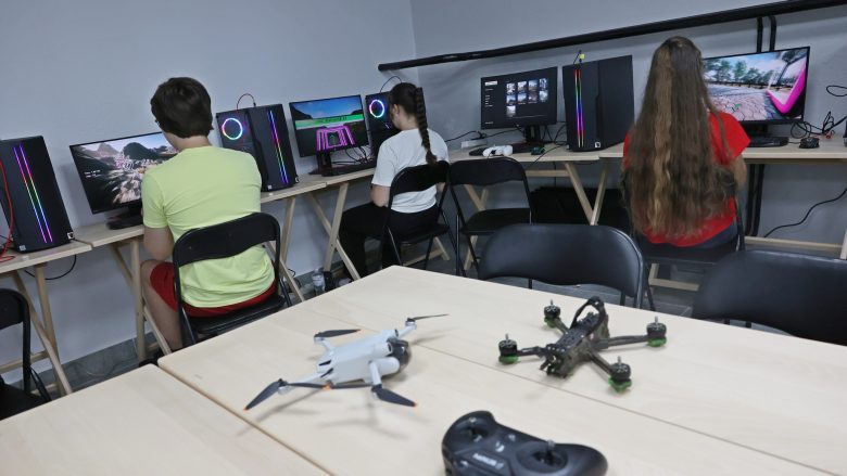Viti i ri shkollor, nxënësit ukrainas mësojnë se si të fluturojnë dronët