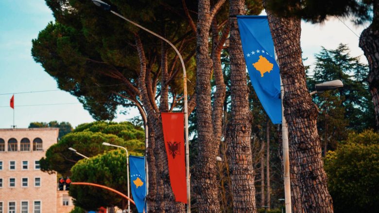 Tirana stoliset me flamuj të Kosovës për nder të vizitës së Presidentes Osmani
