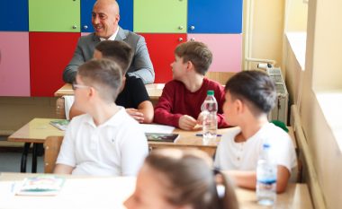 Haradinaj viziton shkollën fillore “7 Marsi”: Jemi bashkë në synimin tonë drejt rritjes së cilësisë së arsimit