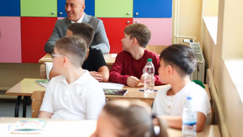 Haradinaj viziton shkollën fillore “7 Marsi”: Jemi bashkë në synimin tonë drejt rritjes së cilësisë së arsimit