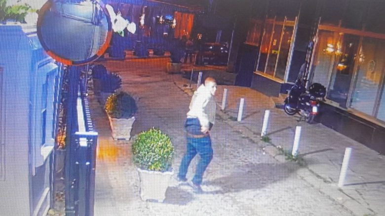 Policia kërkon ndihmën e qytetarëve për arrestimin e një personi, dyshohet për grabitje në Prishtinë