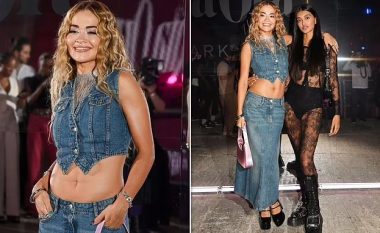 Rita Ora duket me stil e veshur me kostum xhins teksa merr pjesë në Javën e Modës në Londër