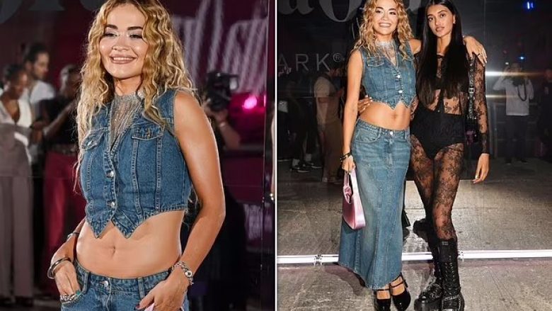 Rita Ora duket me stil e veshur me kostum xhins teksa merr pjesë në Javën e Modës në Londër