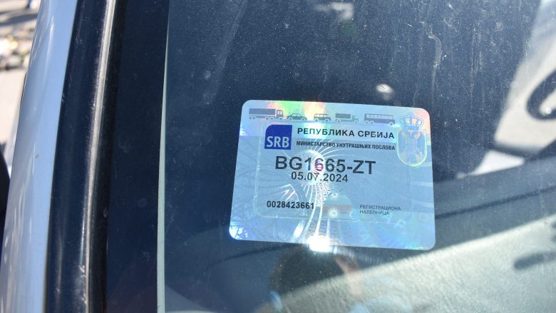 Policia konfiskon në Banjskë një veturë të sulmuesve – e njëjta mban stiker të regjistrimit në Serbi