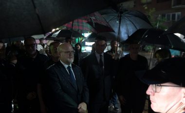 Hovenier u bashkohet përfaqësuesve institucional të Kosovës, nderon policin e vrarë në veri