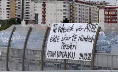 “Të vdesësh për atdhe është sikur të rilindësh përsëri”, në Prishtinë vendoset një baner për policin e vrarë në veri